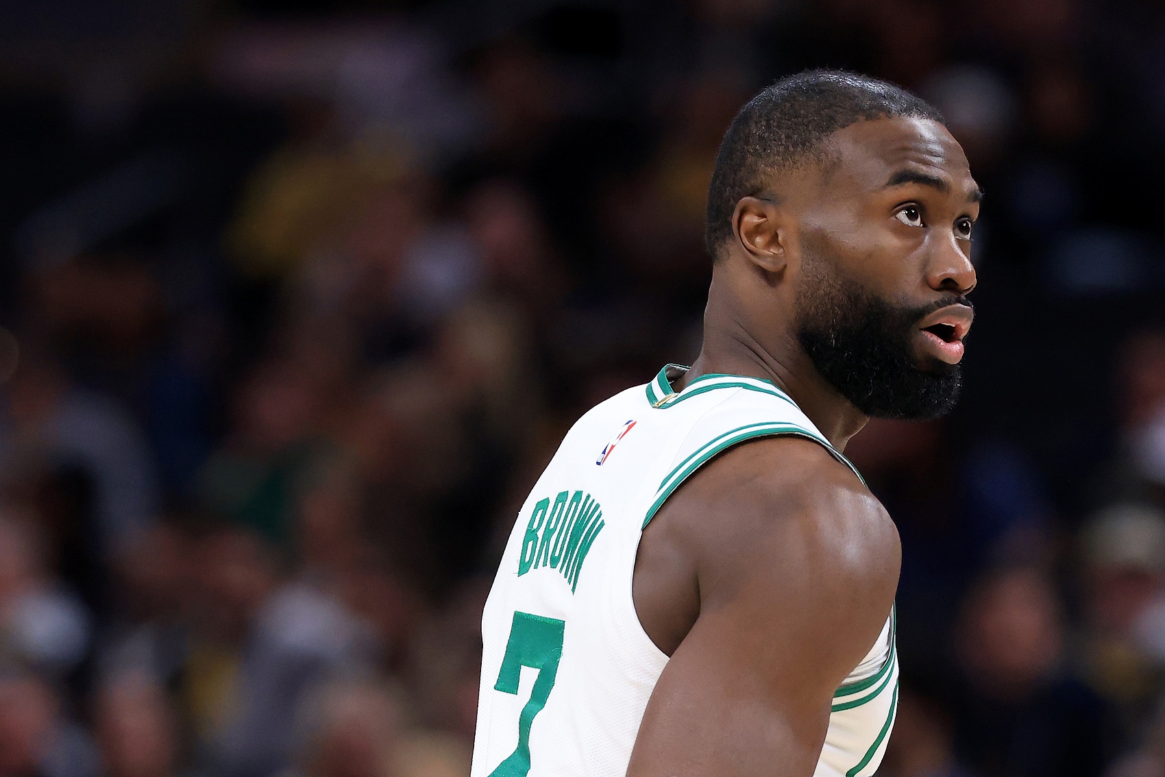 依旧稳定!杰伦·布朗29中15砍下33分11板3助 仅2次罚球